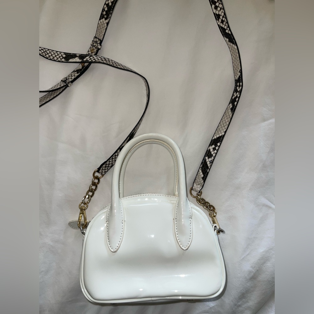 Elegant White Handbag with Snake Print Strap